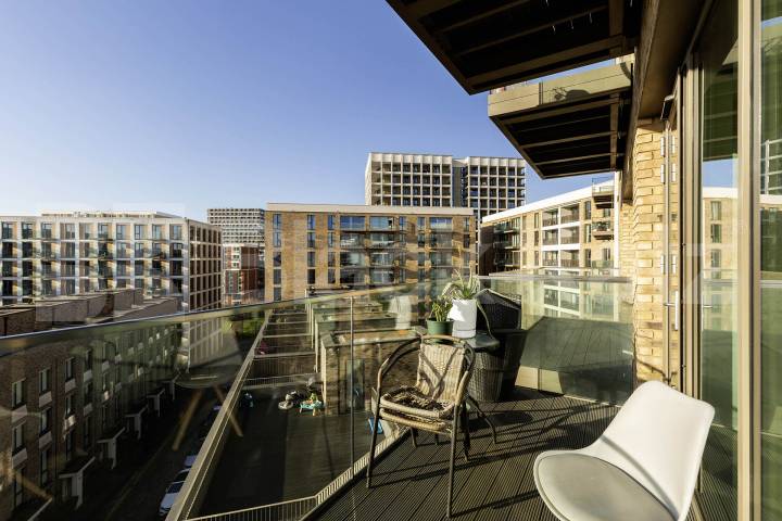 Beautiful 2 bed 2 bath in the popular development in Royal Wharf Admiralty Avenue, Royal Wharf